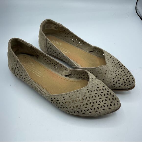 Toms Beige Leather Laser Cut Slip On Flats Womens 6.5 Shoes Comfort Ballet - Picture 2 of 10
